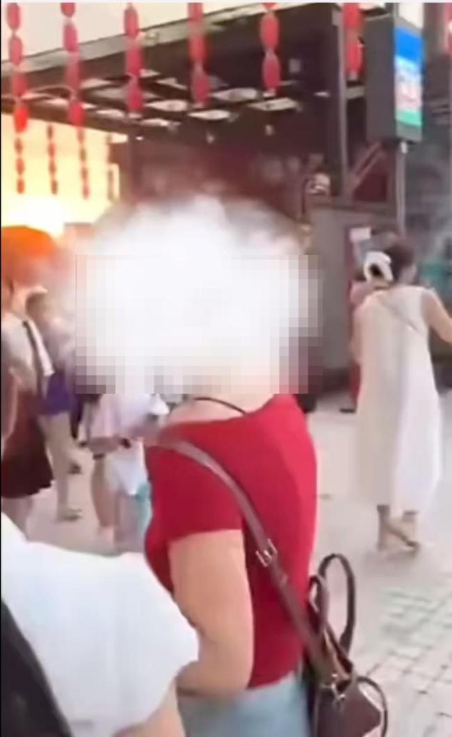 景区回应游客遭女子强拉拍照 严肃处理违规揽客